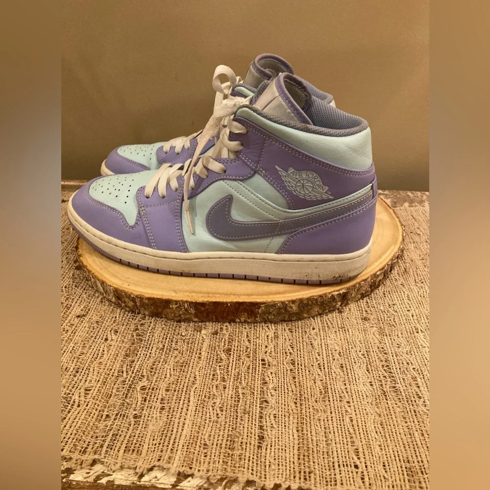 Air Jordan 1 Mid Purple Pulse 554724-500 Sz-11 White & Purple‎